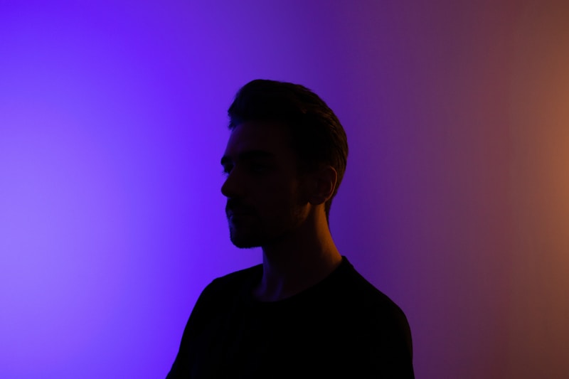 世界杯比赛现场全景 - 座无虚席的体育场，绿茵场上球员正在激烈拼抢